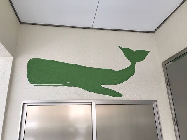 外壁に絵　イラスト　クジラ