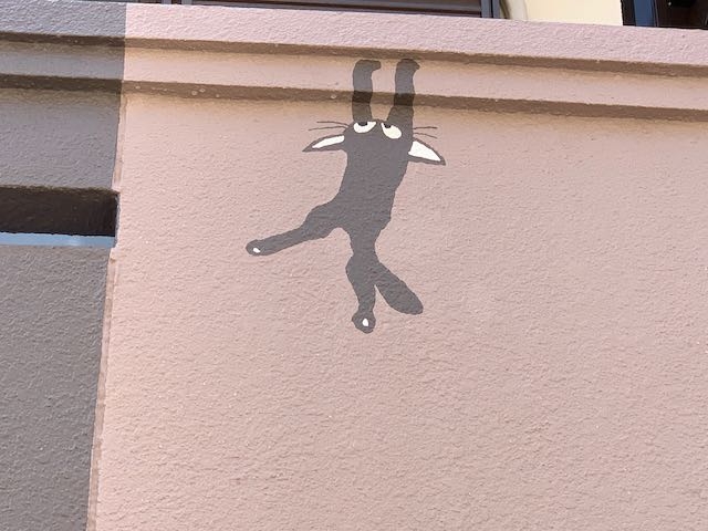 外壁に絵　イラスト　猫
