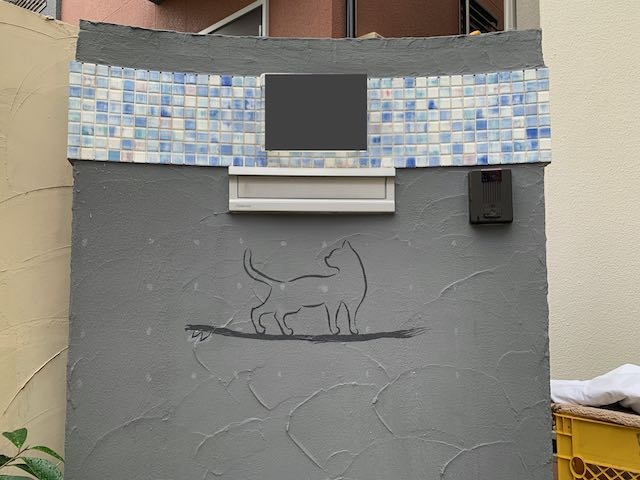 外壁に絵　イラスト　猫